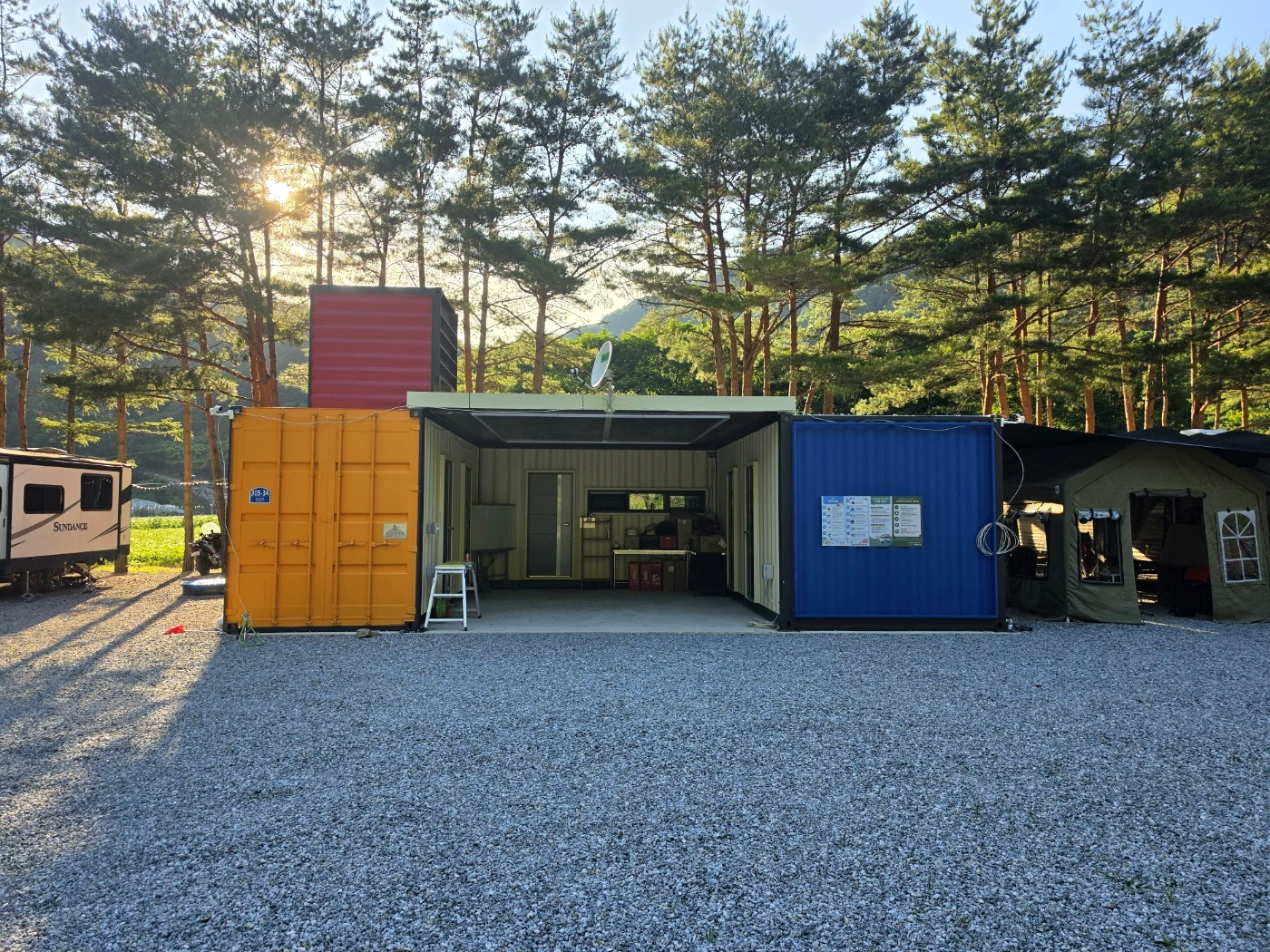 캠핑장 시설 앞 전경
