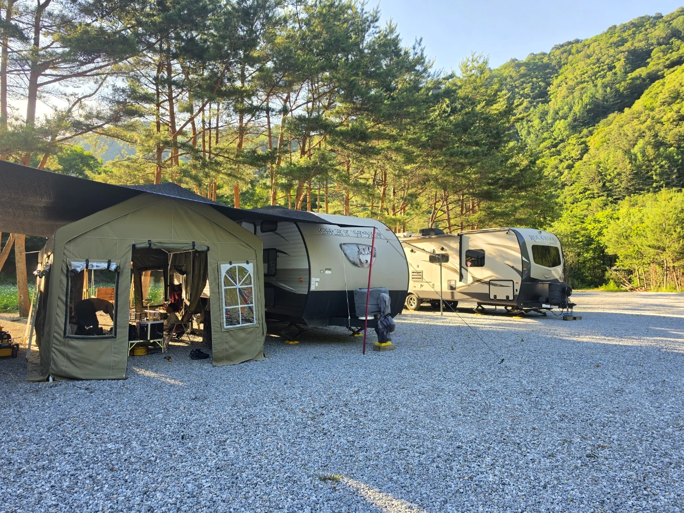 카라반과 트레일러가 놓인 사이트