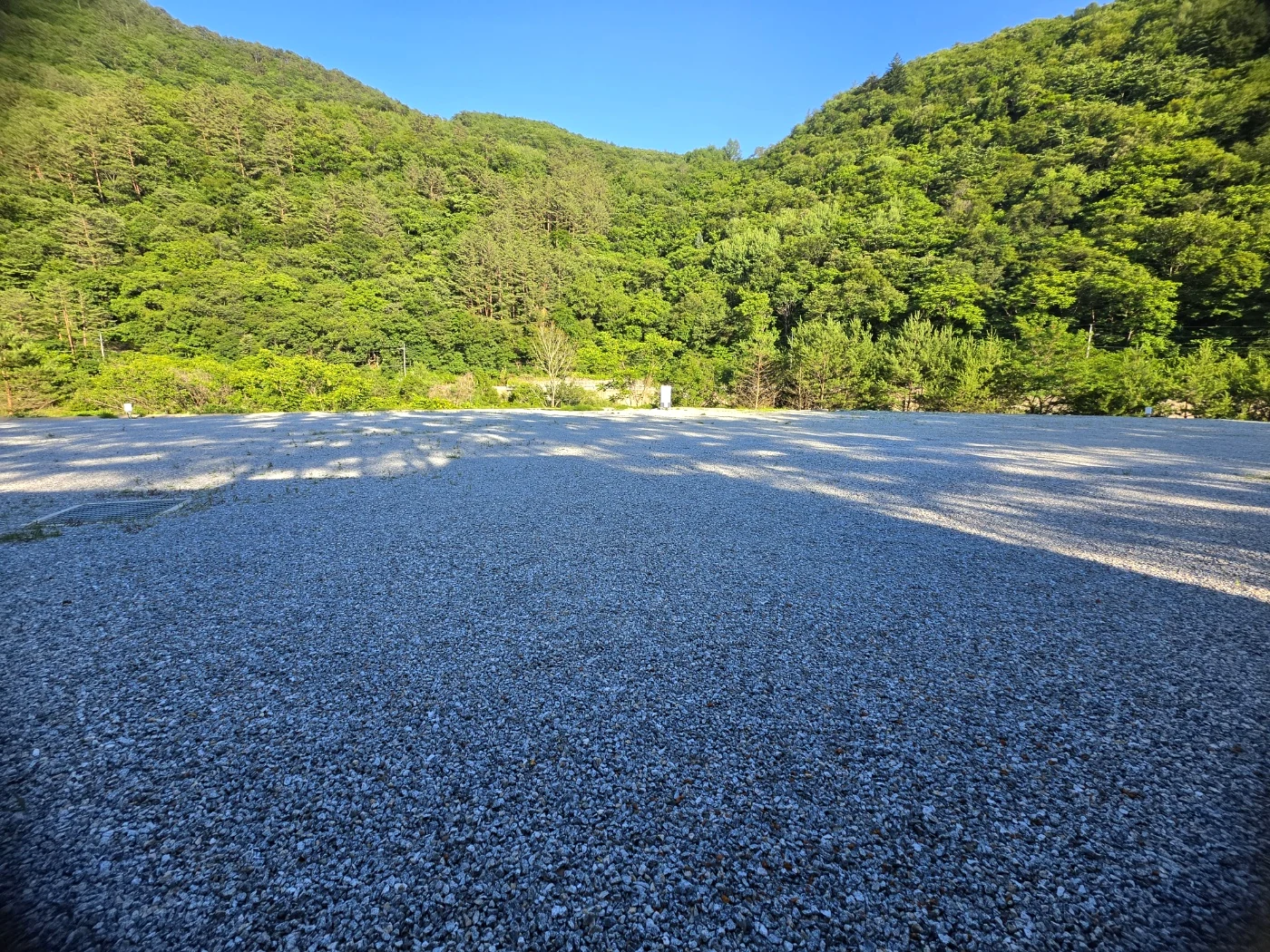 산과 자갈 사이트가 펼쳐진 캠핑장