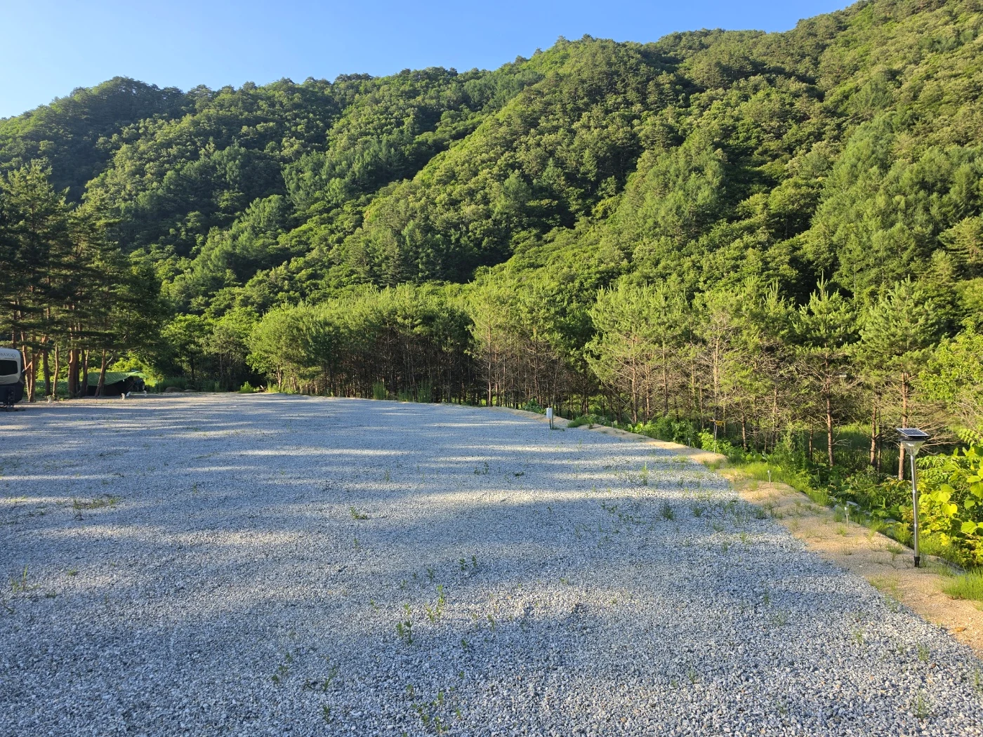 넓게 펼쳐진 빈 사이트